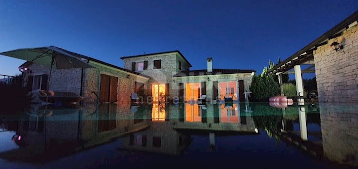 ISTRIA, SVETVINČENAT - Villa in pietra con piscina in ambiente minerario