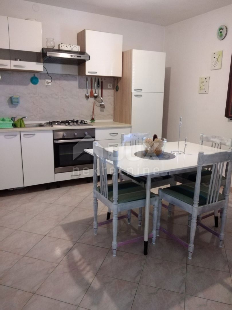 ISTRIA, PARENZO - Casa bifamiliare con 2 appartamenti e ampio giardino