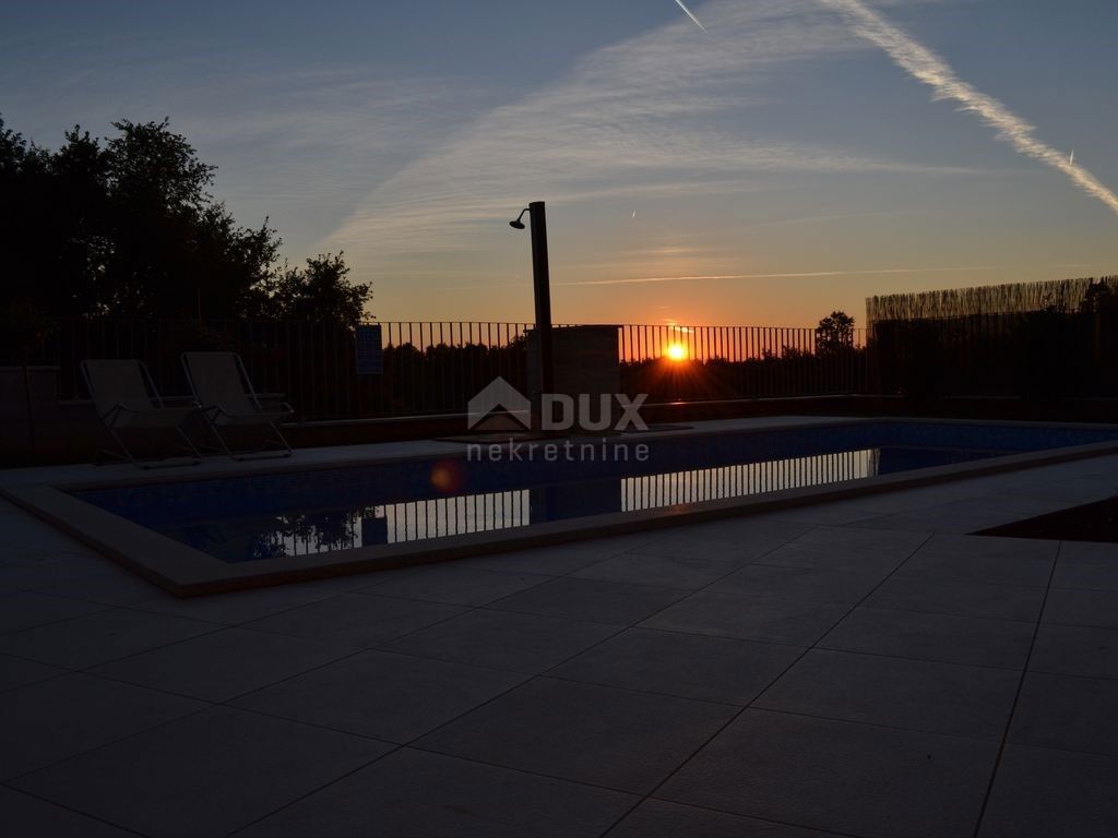 ISTRIA, TINJAN - Casa di qualità con piscina e ampio giardino, vista mare