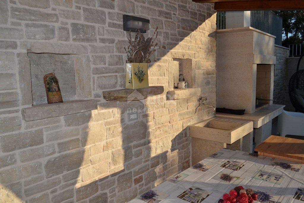 ISTRIA, TINJAN - Casa di qualità con piscina e ampio giardino, vista mare