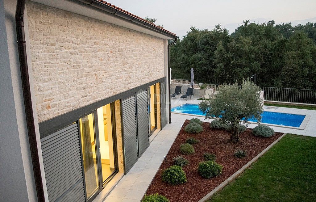 ISTRIA, TINJAN - Casa di qualità con piscina e ampio giardino, vista mare