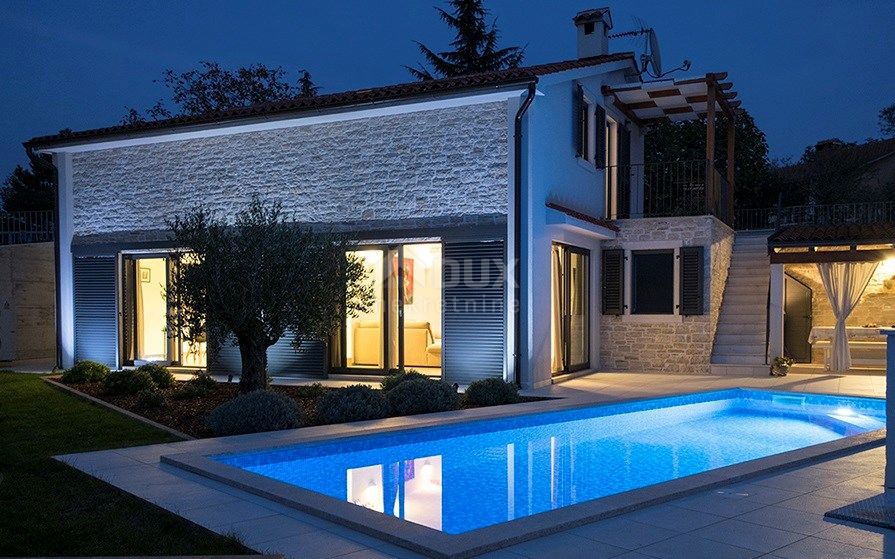 ISTRIA, TINJAN - Casa di qualità con piscina e ampio giardino, vista mare