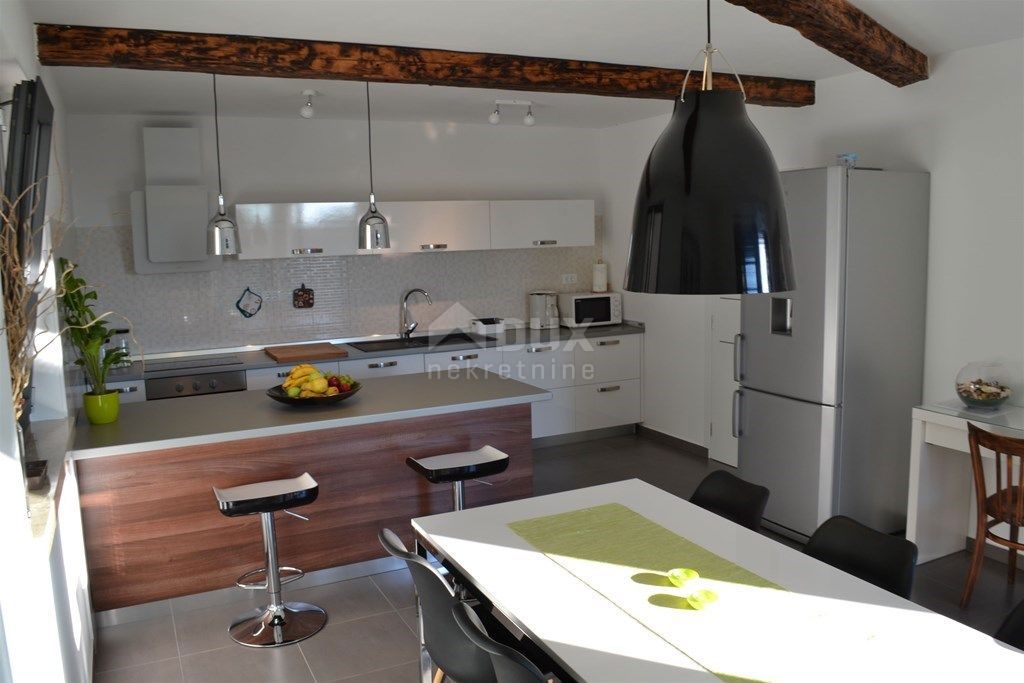 ISTRIA, TINJAN - Casa di qualità con piscina e ampio giardino, vista mare