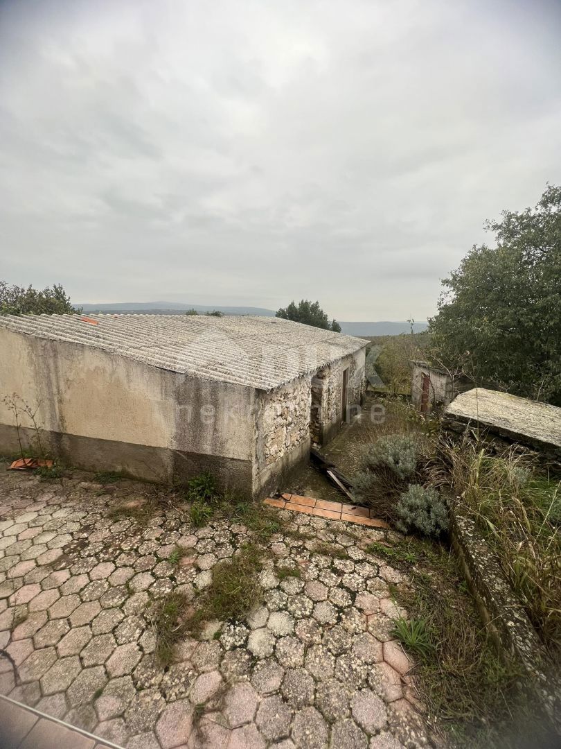 ISTRIA, LABIN - Casa ai margini del paese con vista sulla natura
