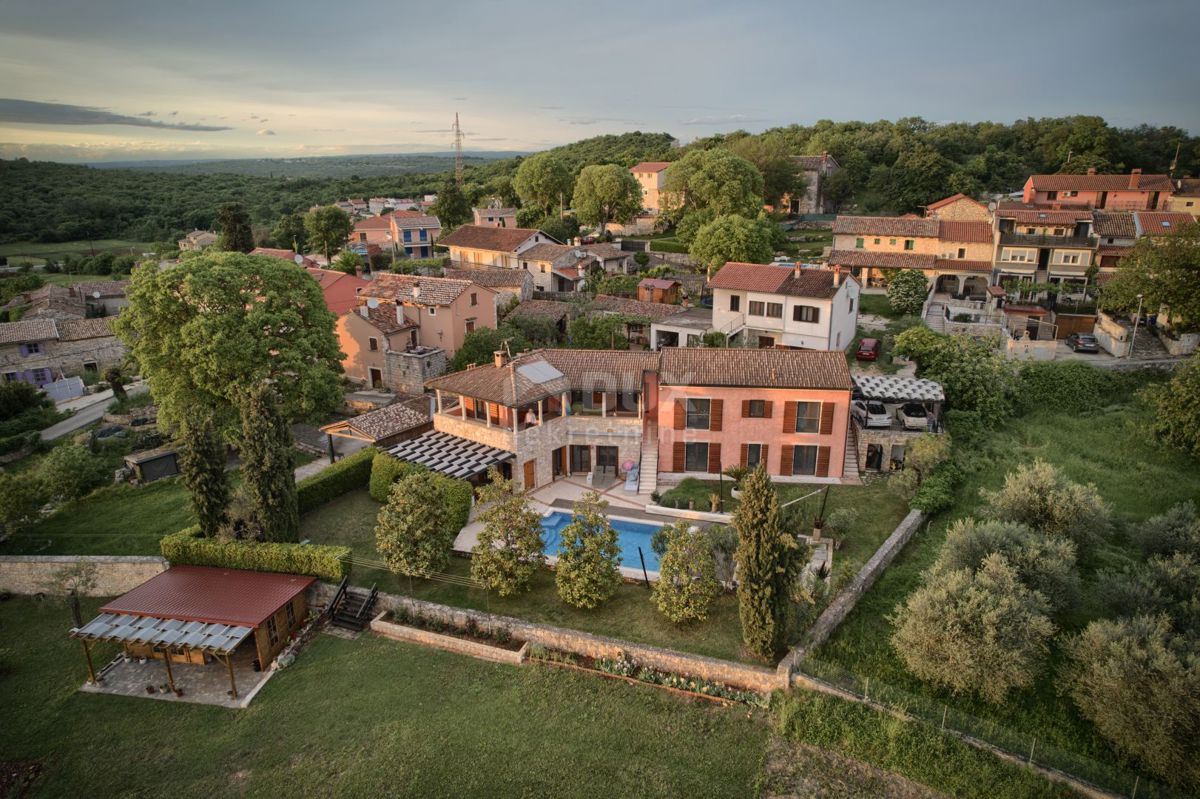 ISTRIA, ROVIGNO - Spaziosa villa con ampio terreno edificabile