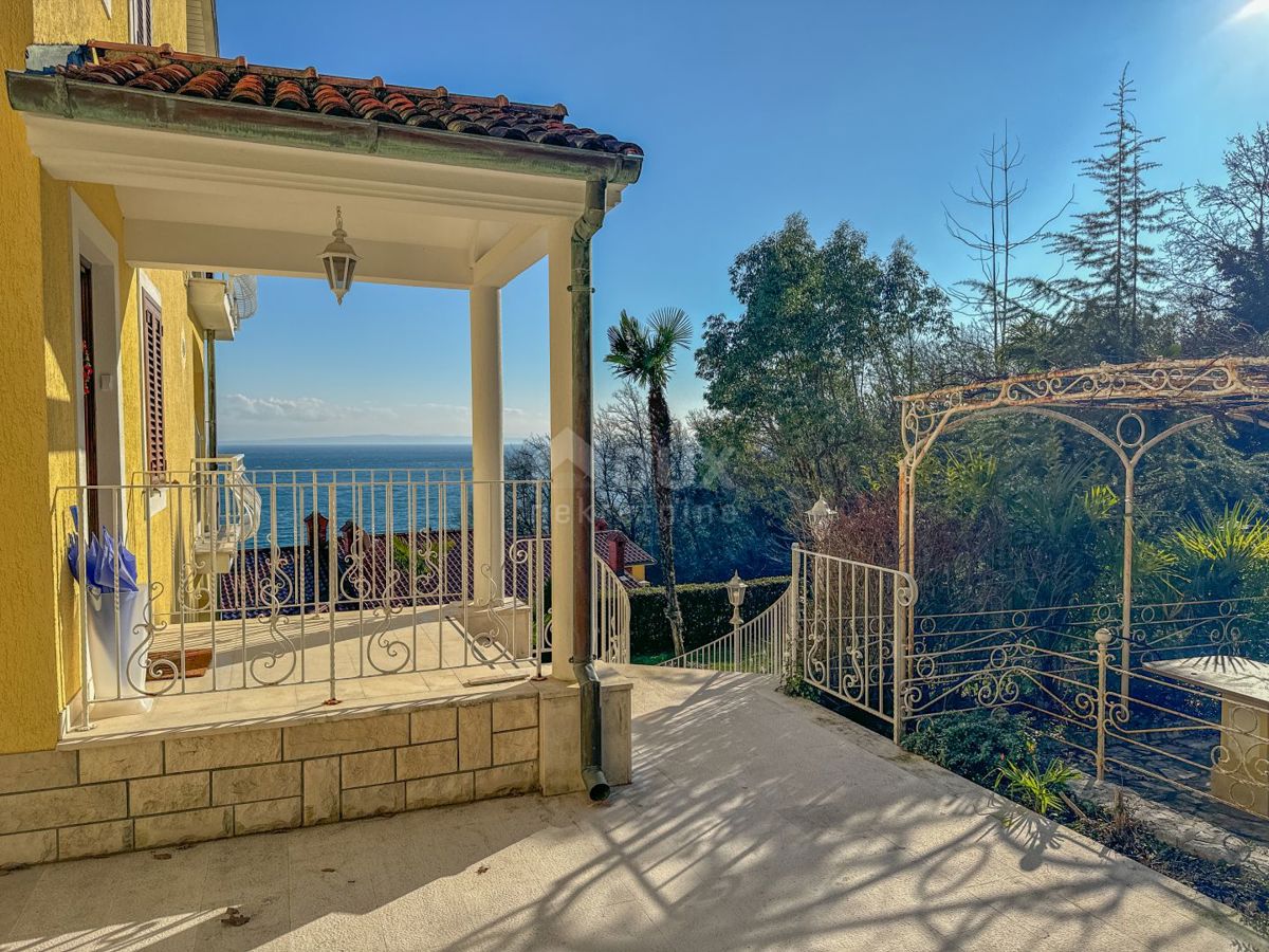 OPATIJA, LOVRAN - elegante appartamento in una casa, 300 metri dal mare, vista, terrazza