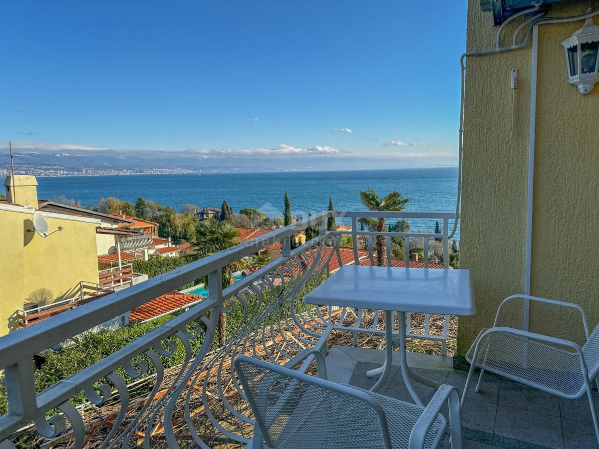 OPATIJA, LOVRAN - elegante appartamento in una casa, 300 metri dal mare, vista, terrazza