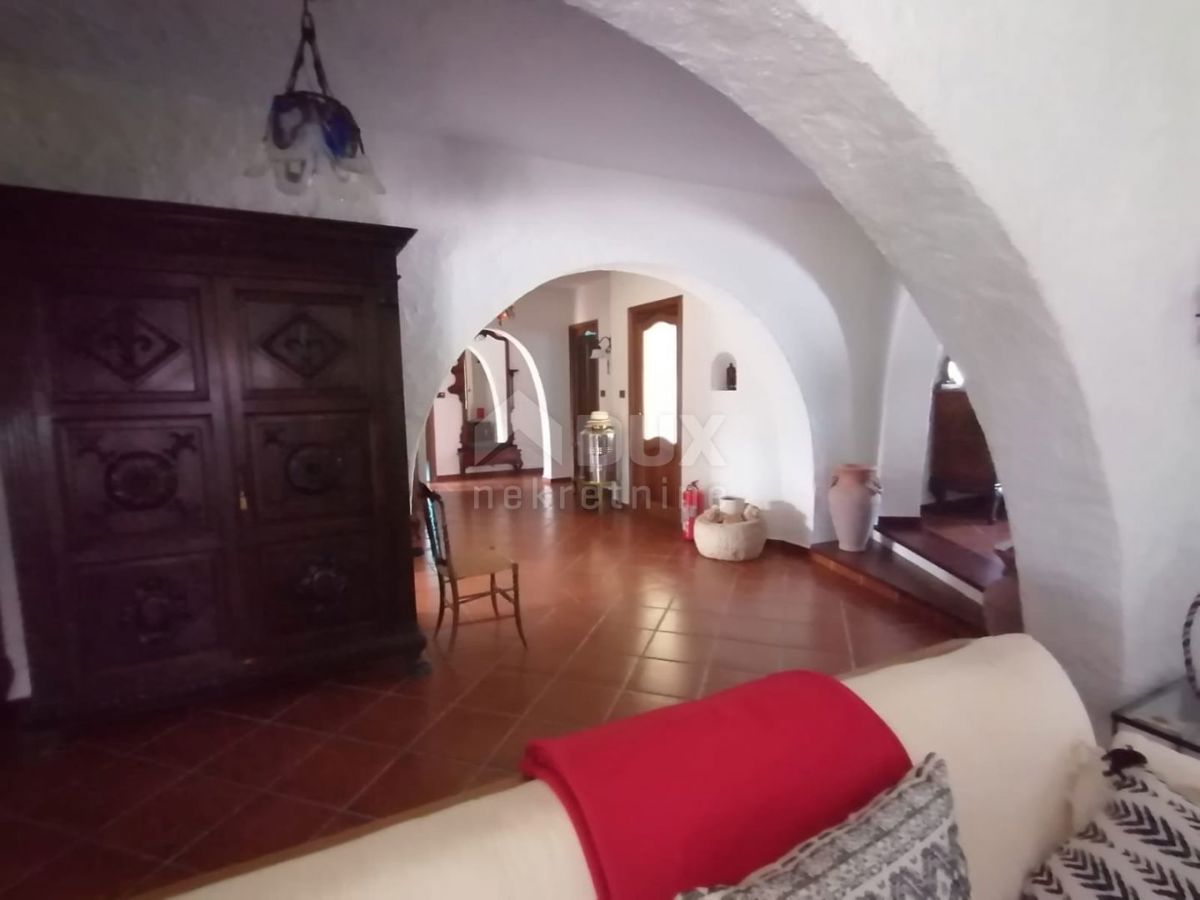 ISTRIA, GALIŽANA - Una casa rustica unica con vista sulle Isole Brioni!