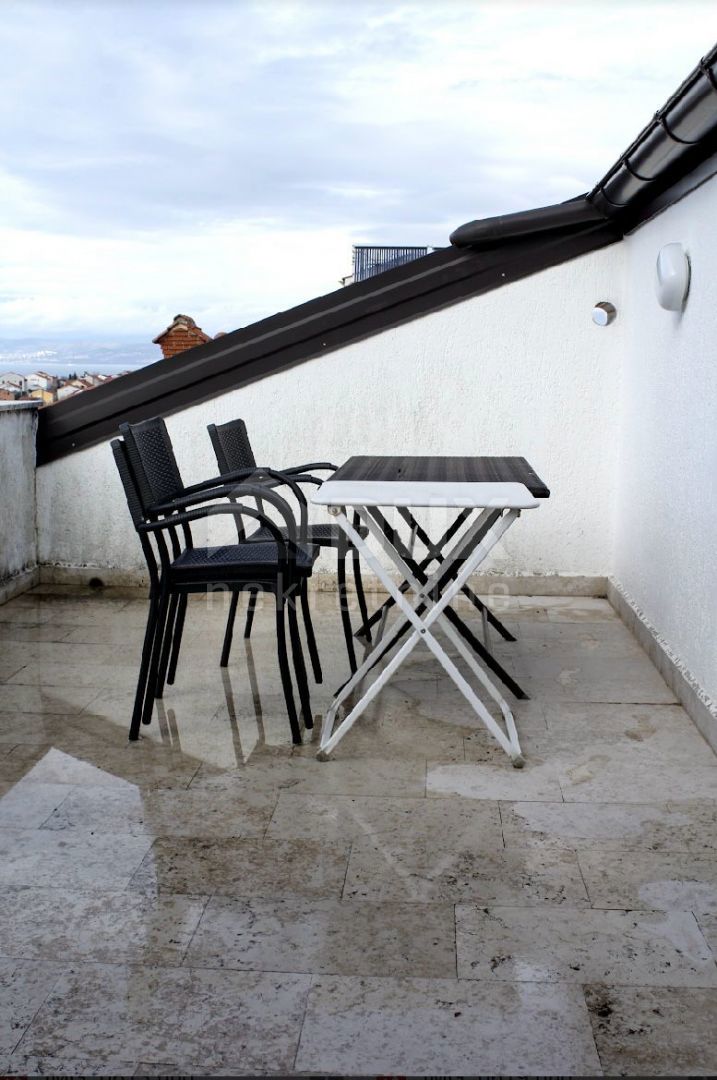 ISOLA DI KRK, NJIVICE - grazioso appartamento con ampia terrazza