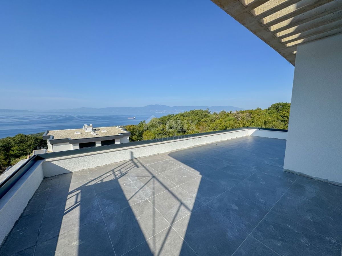 RIJEKA, KOSTRENA - esclusiva villa duplex con piscina e garage e vista panoramica sul mare