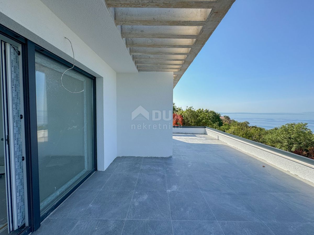 RIJEKA, KOSTRENA - esclusiva villa duplex con piscina e garage e vista panoramica sul mare