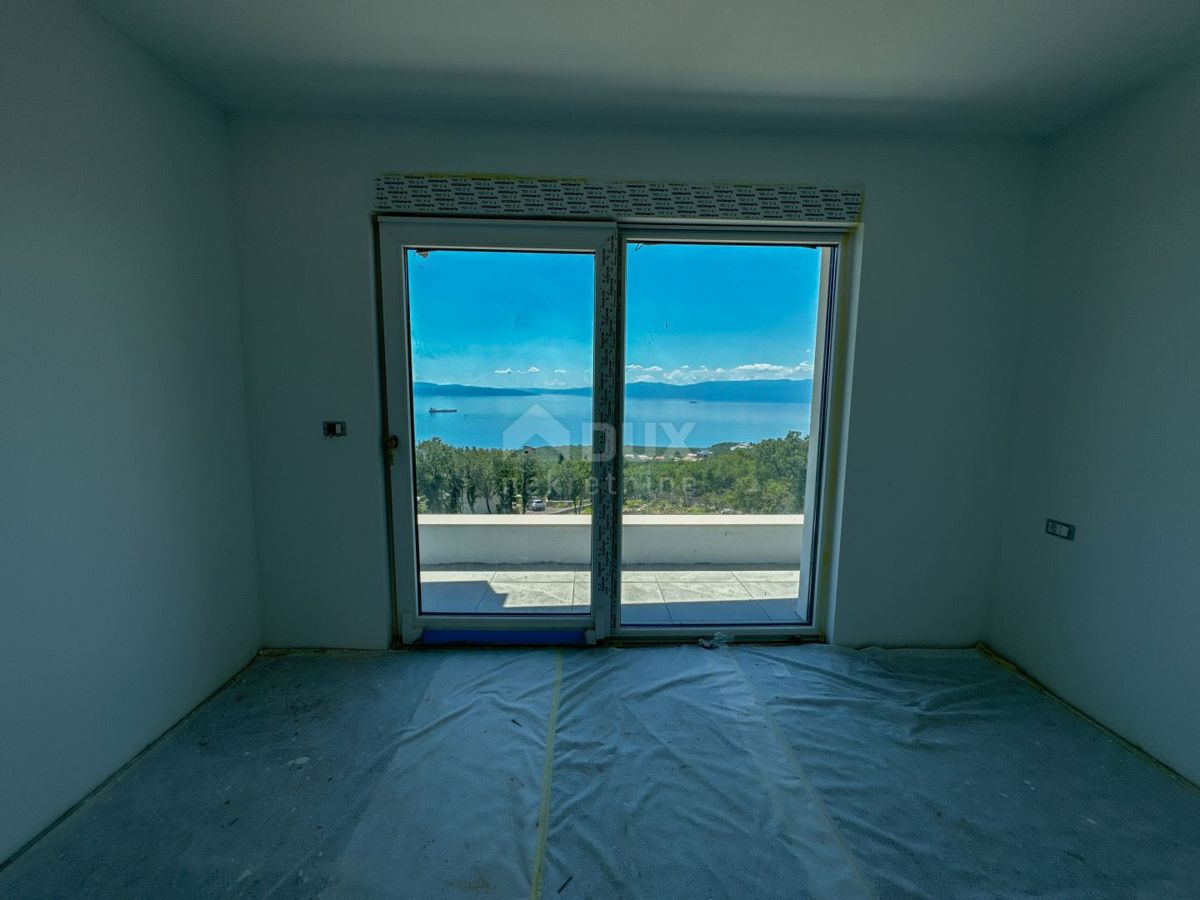 RIJEKA, KOSTRENA - esclusiva villa duplex con piscina e garage e vista panoramica sul mare