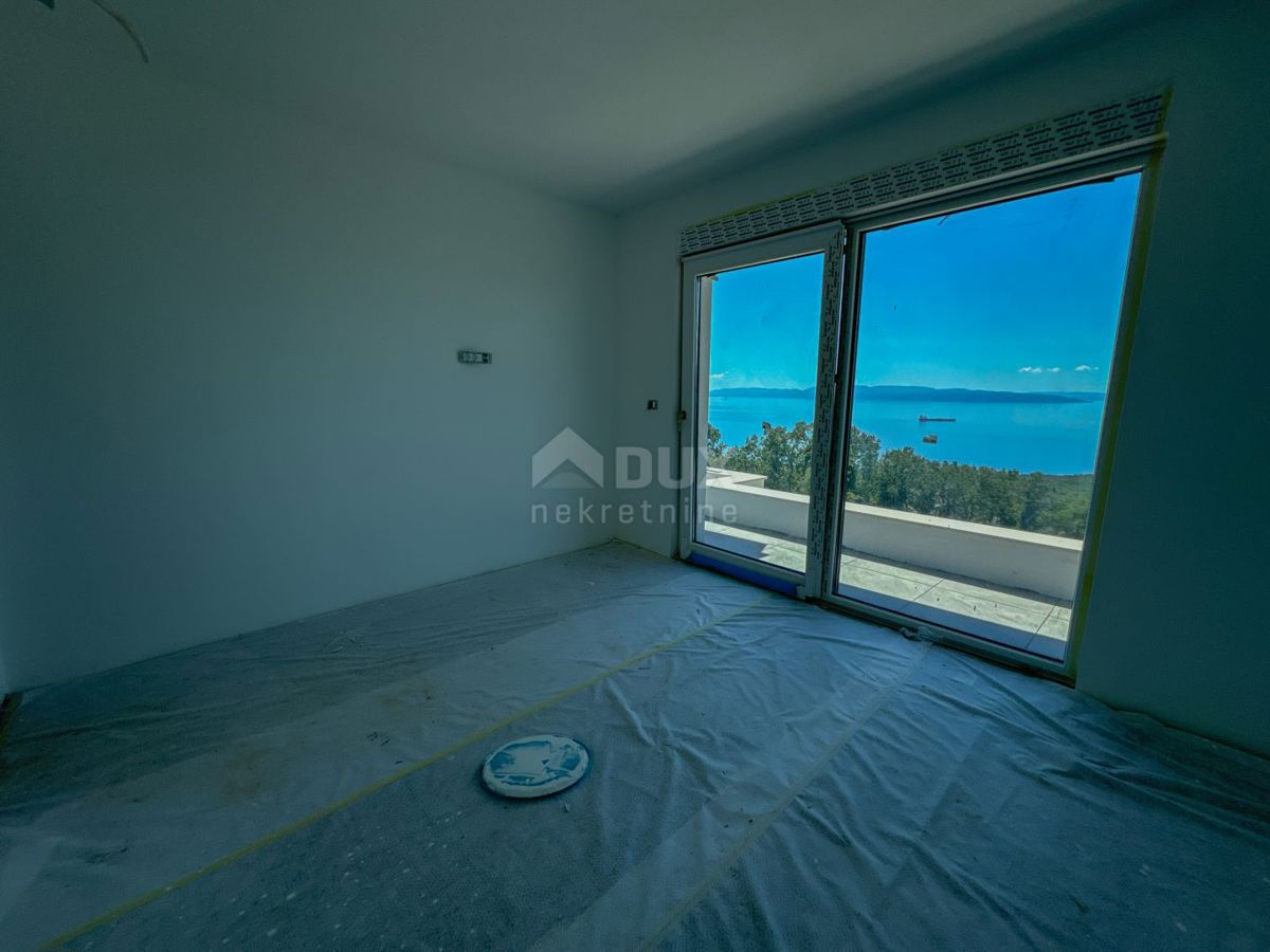 RIJEKA, KOSTRENA - esclusiva villa duplex con piscina e garage e vista panoramica sul mare