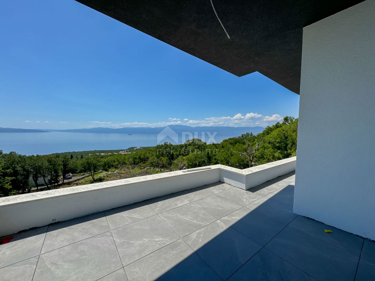 RIJEKA, KOSTRENA - esclusiva villa duplex con piscina e garage e vista panoramica sul mare