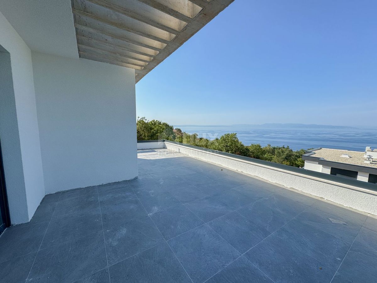 RIJEKA, KOSTRENA - esclusiva villa duplex con piscina e garage e vista panoramica sul mare