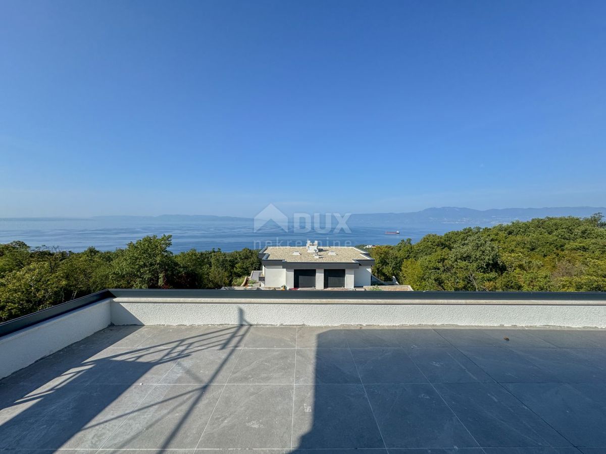 RIJEKA, KOSTRENA - esclusiva villa duplex con piscina e garage e vista panoramica sul mare