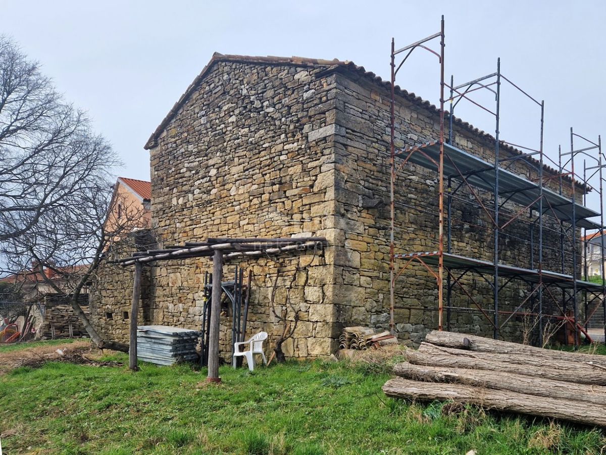 ISTRIA, CEROVLJE - Fabbricato indipendente in pietra