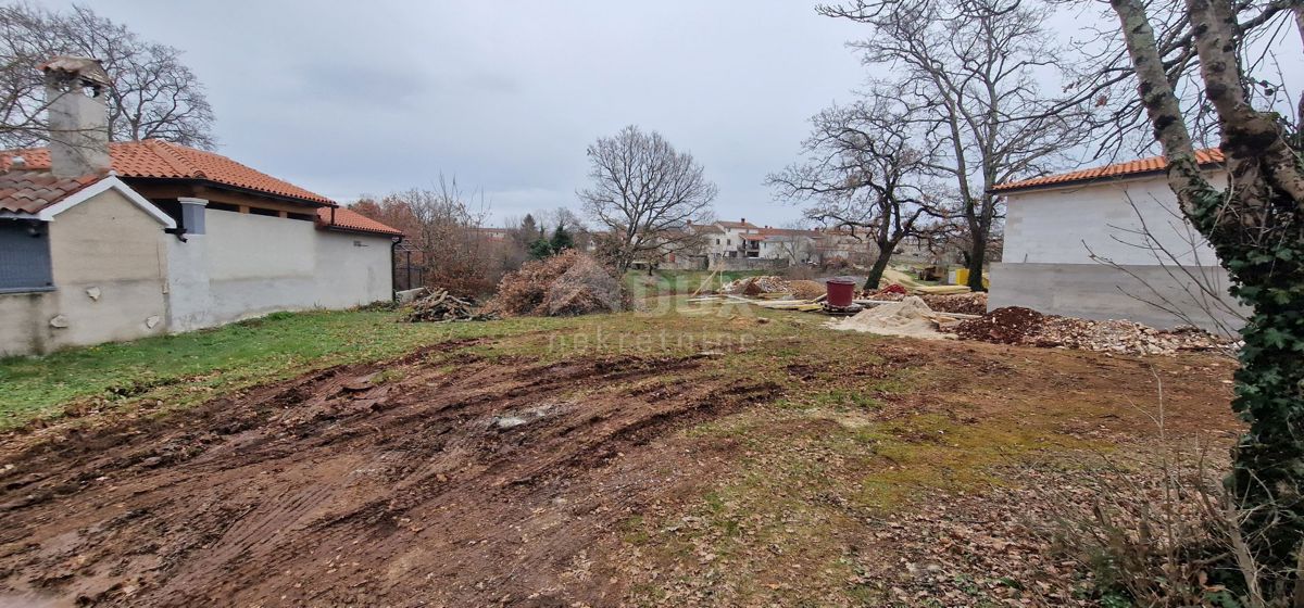 ISTRIA, SVETVINČENAT - Terreno con permesso di costruire per una bella casa ad un piano con piscina