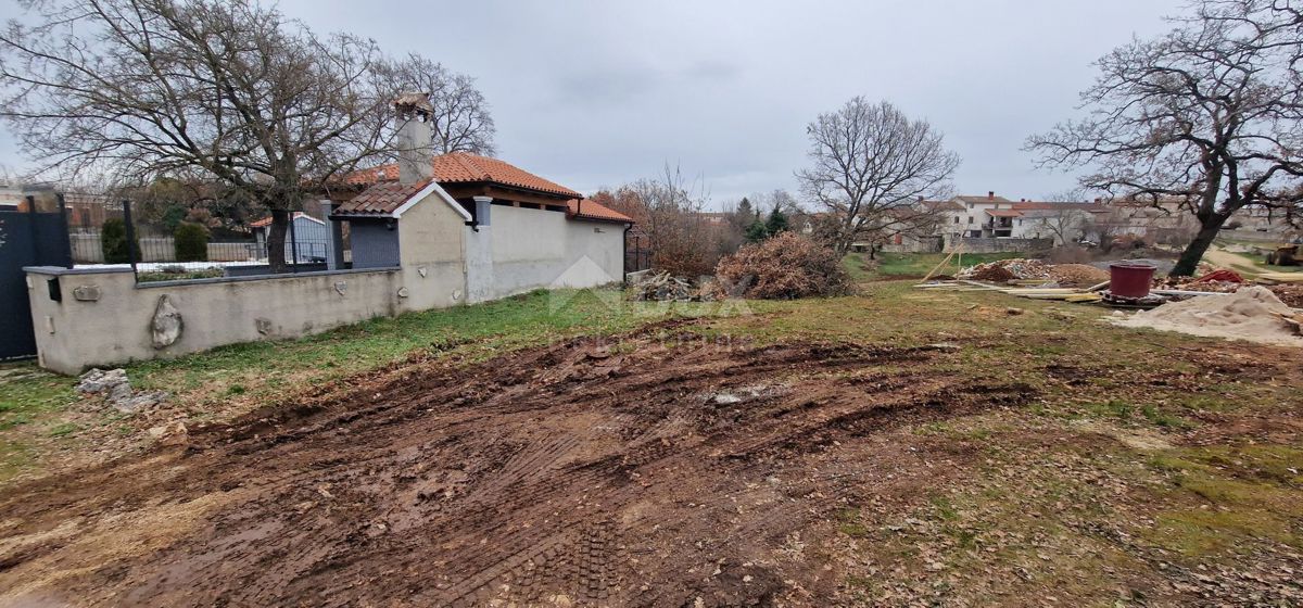 ISTRIA, SVETVINČENAT - Terreno con permesso di costruire per una bella casa ad un piano con piscina