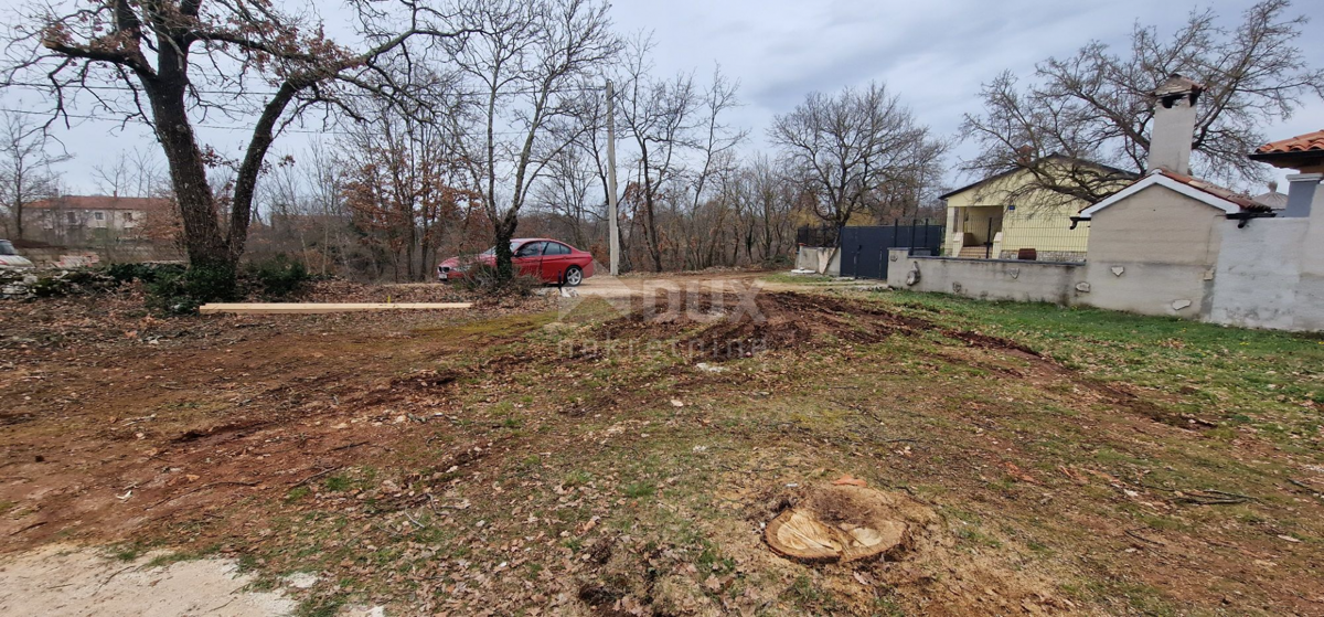 ISTRIA, SVETVINČENAT - Terreno con permesso di costruire per una bella casa ad un piano con piscina