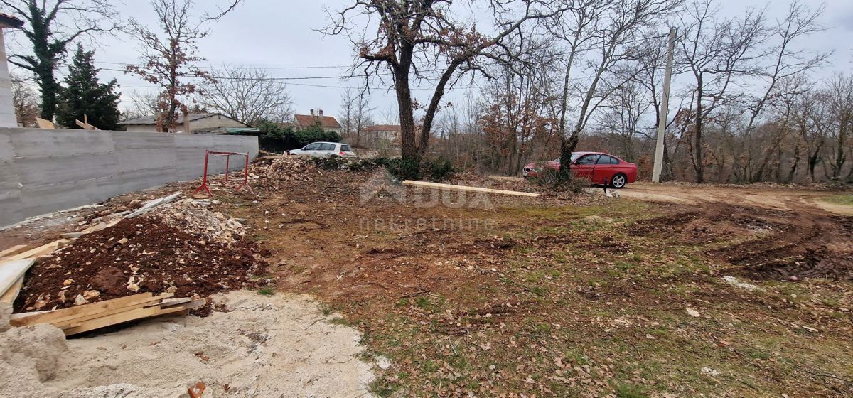 ISTRIA, SVETVINČENAT - Terreno con permesso di costruire per una bella casa ad un piano con piscina