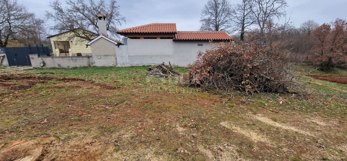 ISTRIA, SVETVINČENAT - Terreno con permesso di costruire per una bella casa ad un piano con piscina