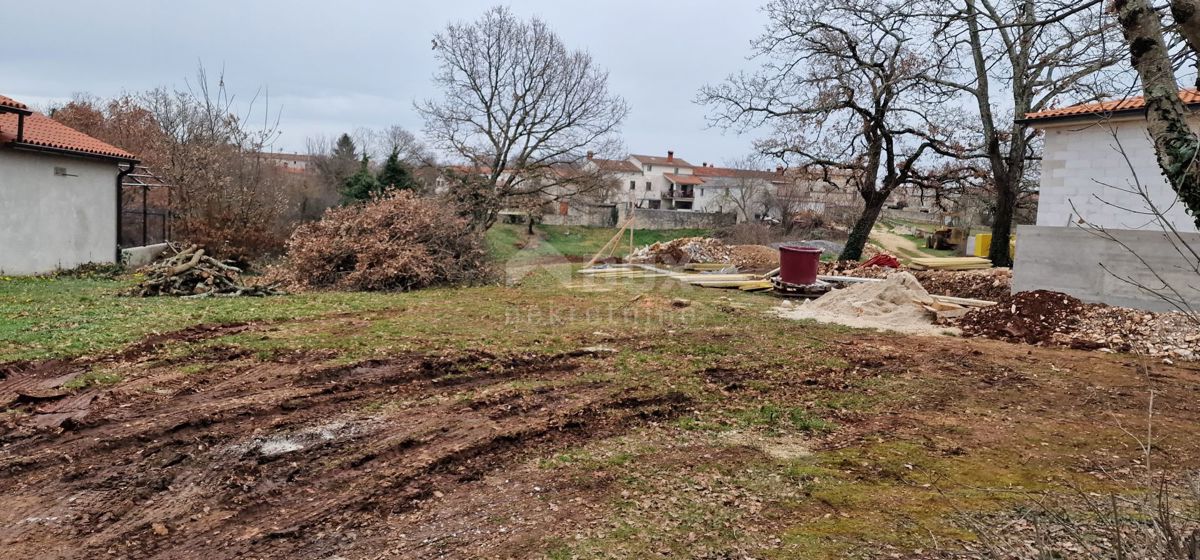 ISTRIA, SVETVINČENAT - Terreno con permesso di costruire per una bella casa ad un piano con piscina