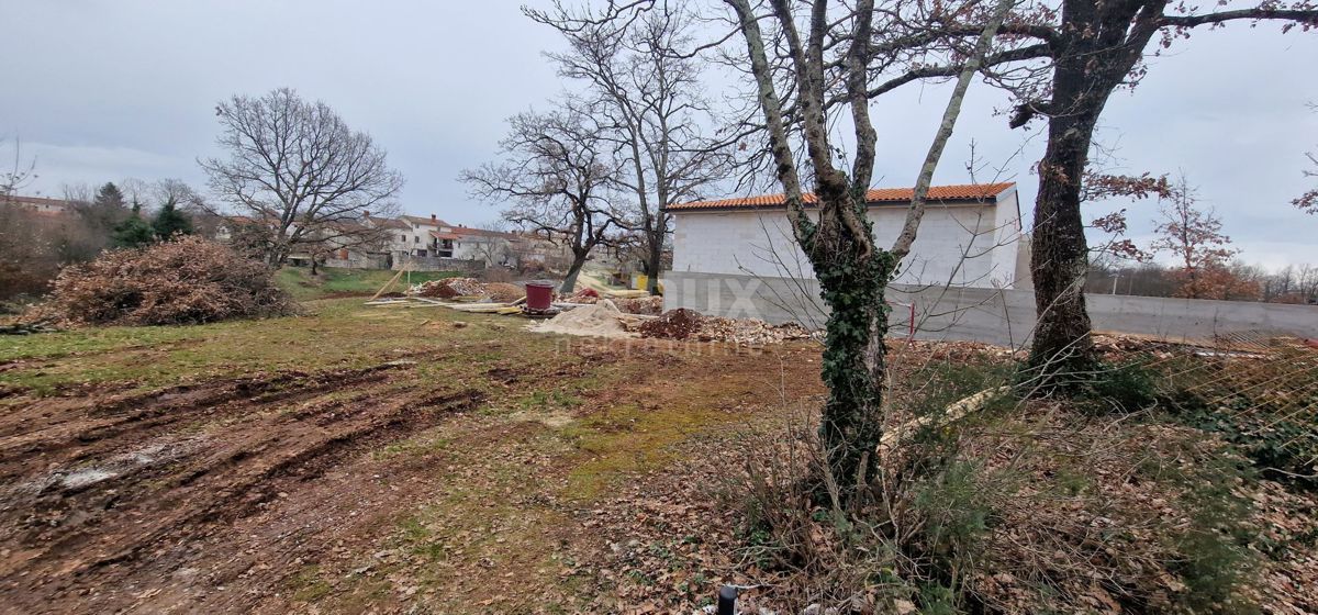 ISTRIA, SVETVINČENAT - Terreno con permesso di costruire per una bella casa ad un piano con piscina