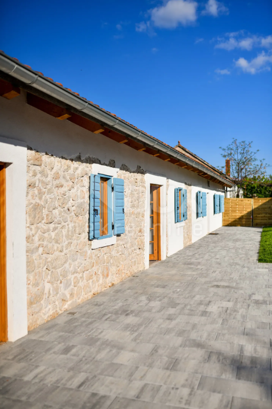 RAŠTANE, BIOGRAD - Idillio rurale da sogno: casa con piscina a Raštane!