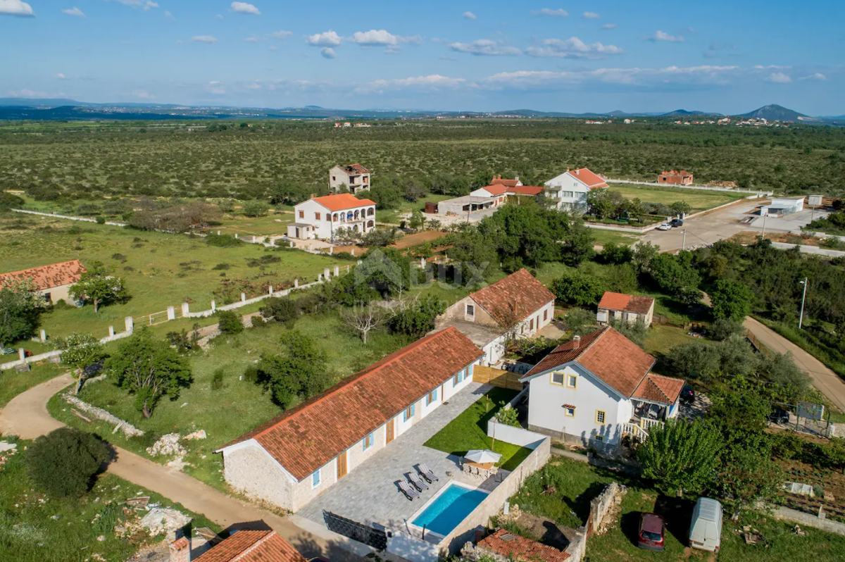 RAŠTANE, BIOGRAD - Idillio rurale da sogno: casa con piscina a Raštane!