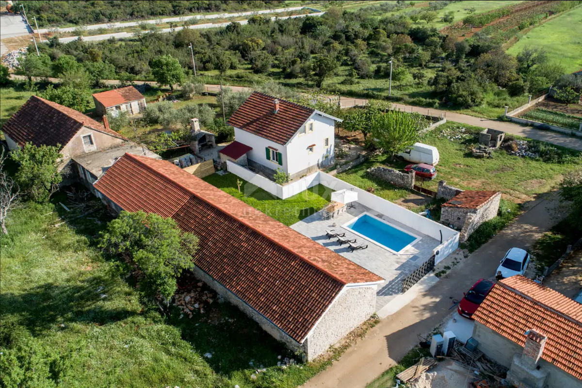 RAŠTANE, BIOGRAD - Idillio rurale da sogno: casa con piscina a Raštane!