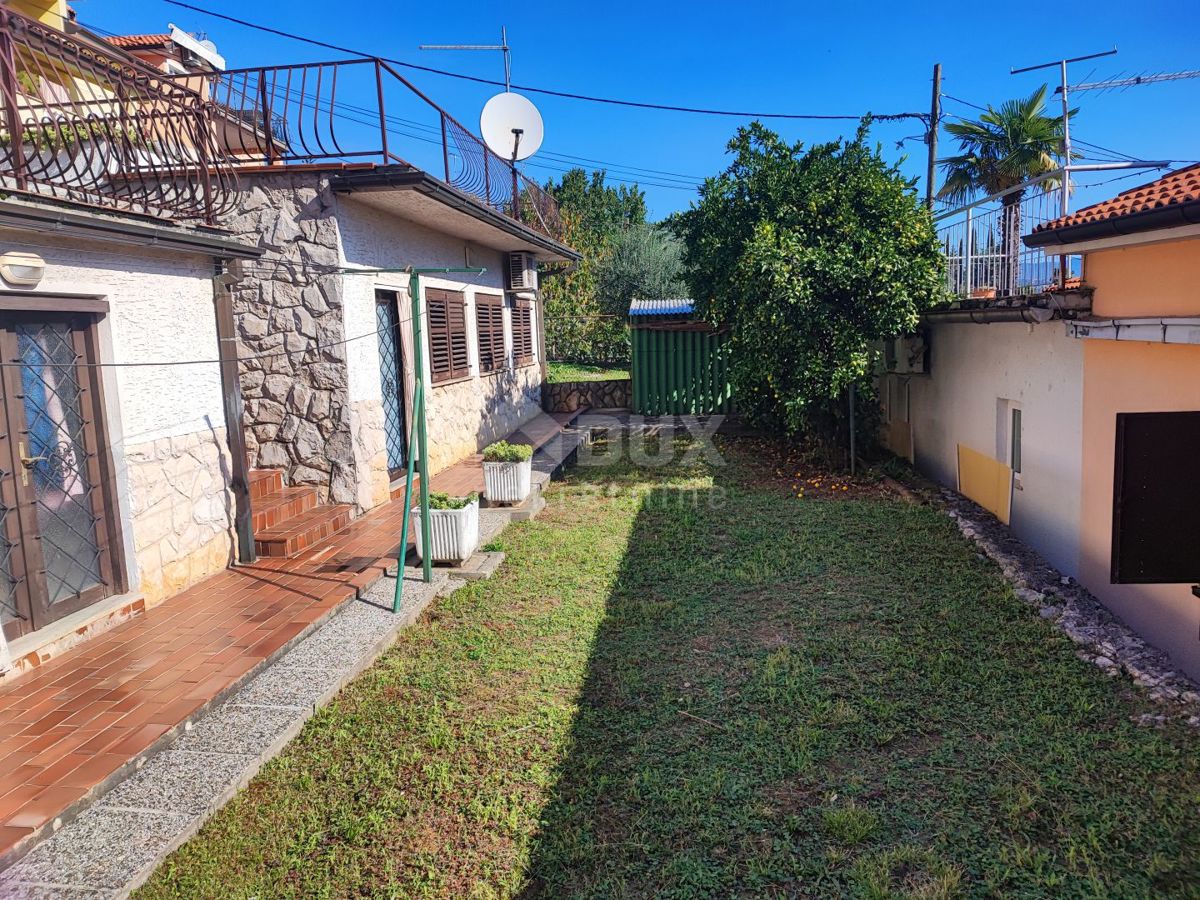 LOVRAN, IKA - Casa bifamiliare con giardino e bellissima vista mare