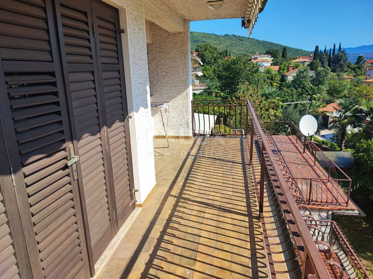 LOVRAN, IKA - Casa bifamiliare con giardino e bellissima vista mare