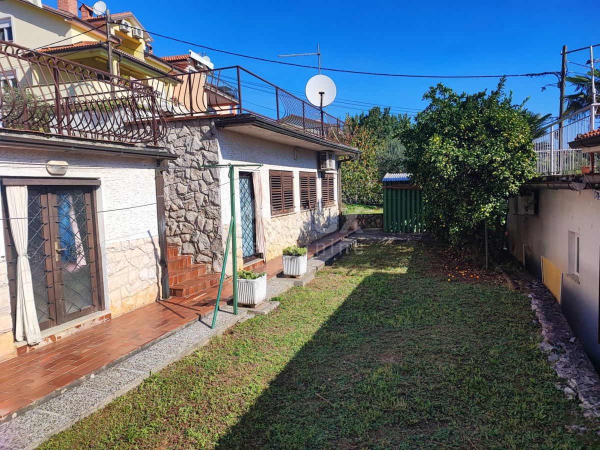 LOVRAN, IKA - Casa bifamiliare con giardino e bellissima vista mare