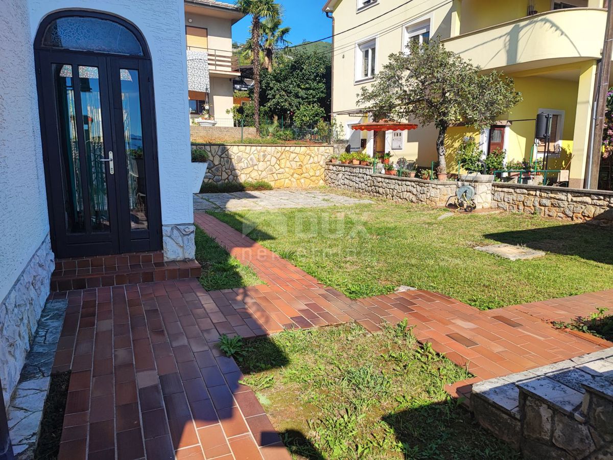 LOVRAN, IKA - Casa bifamiliare con giardino e bellissima vista mare