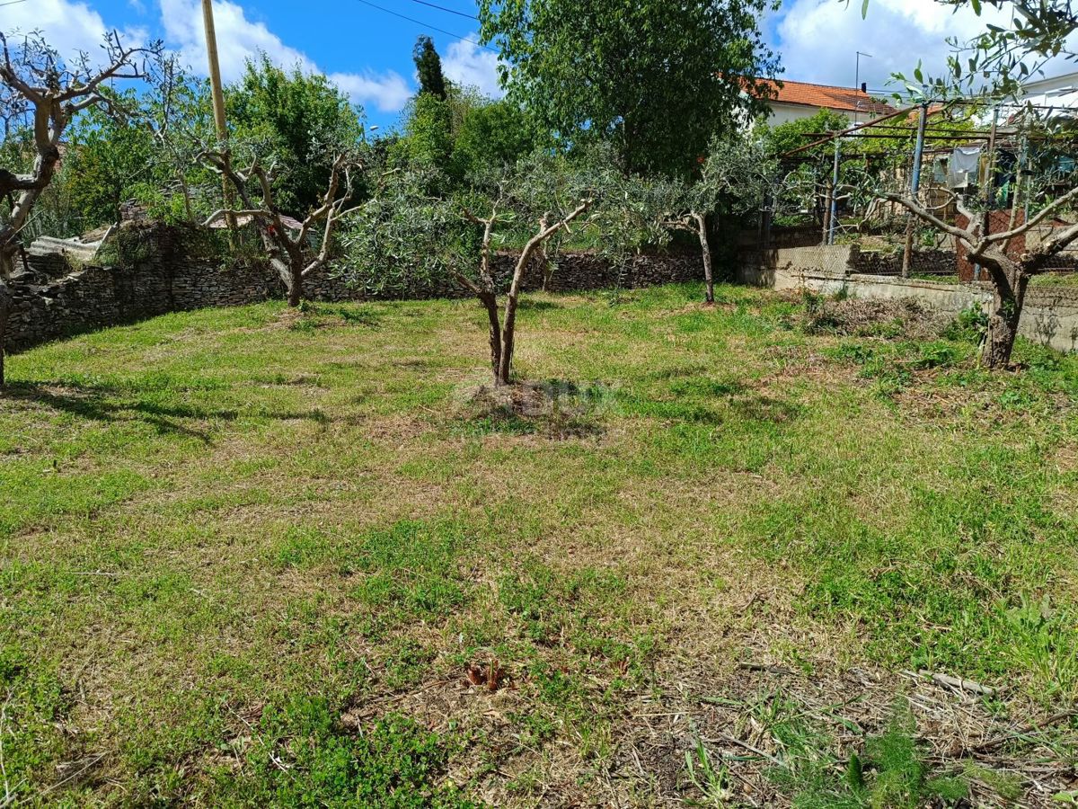 ISTRIA, PULA Piano terra con cortile per completo adeguamento