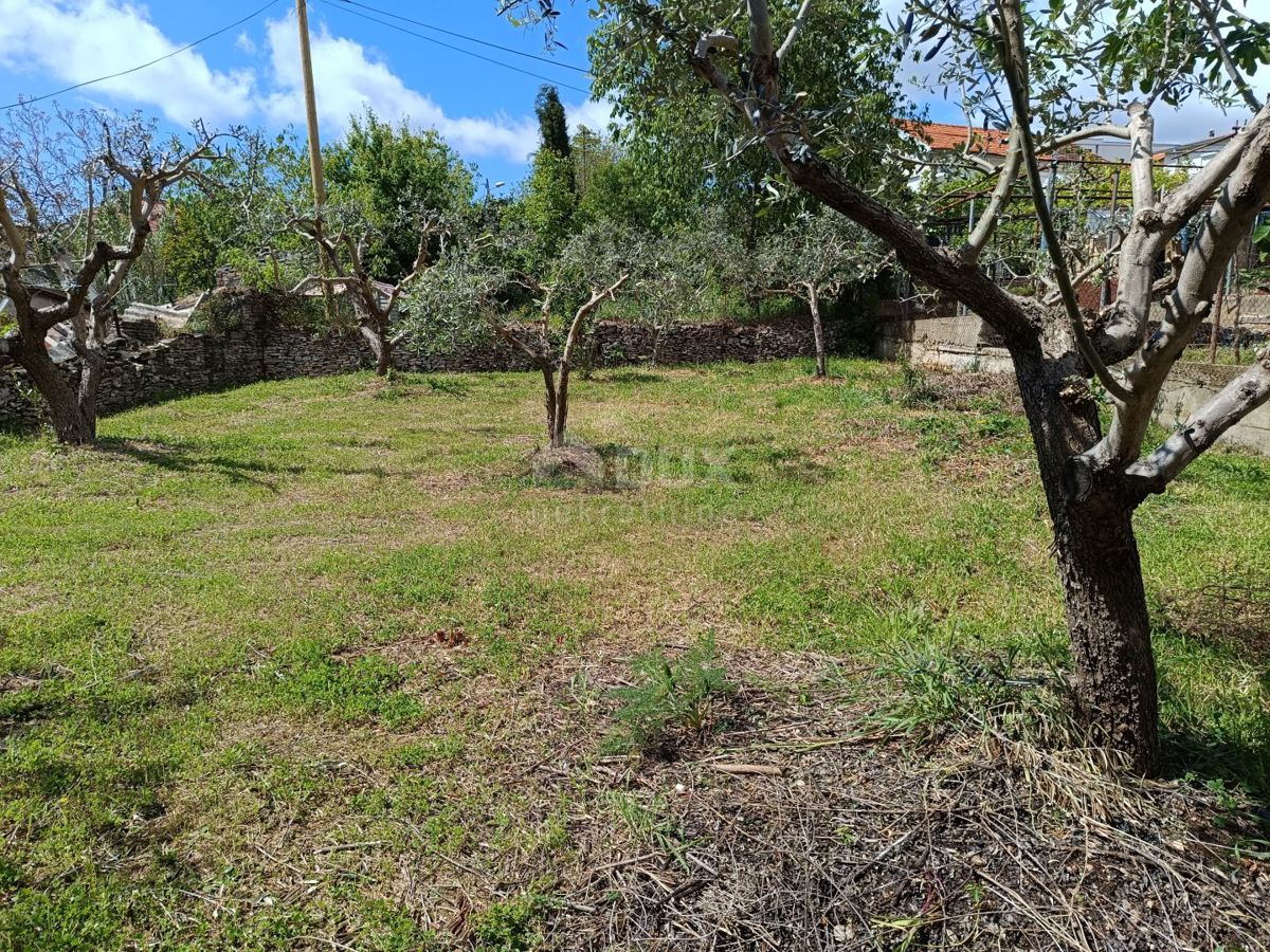 ISTRIA, PULA Piano terra con cortile per completo adeguamento