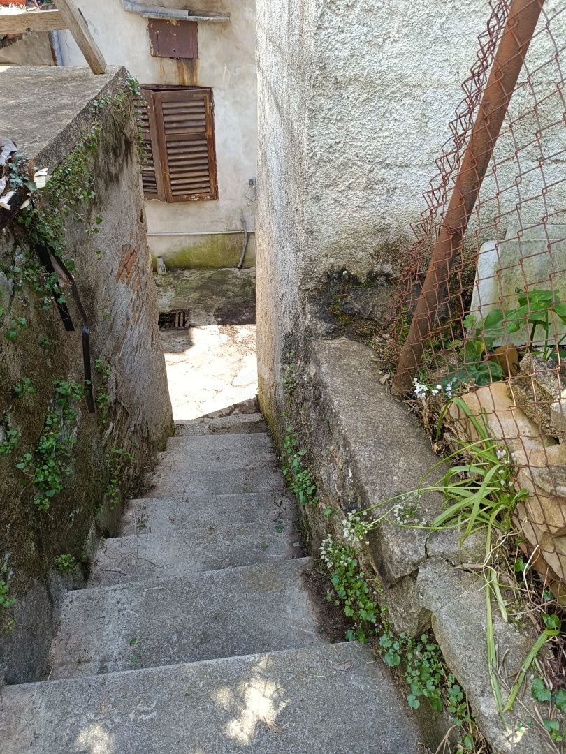 ISTRIA, PULA Piano terra con cortile per completo adeguamento