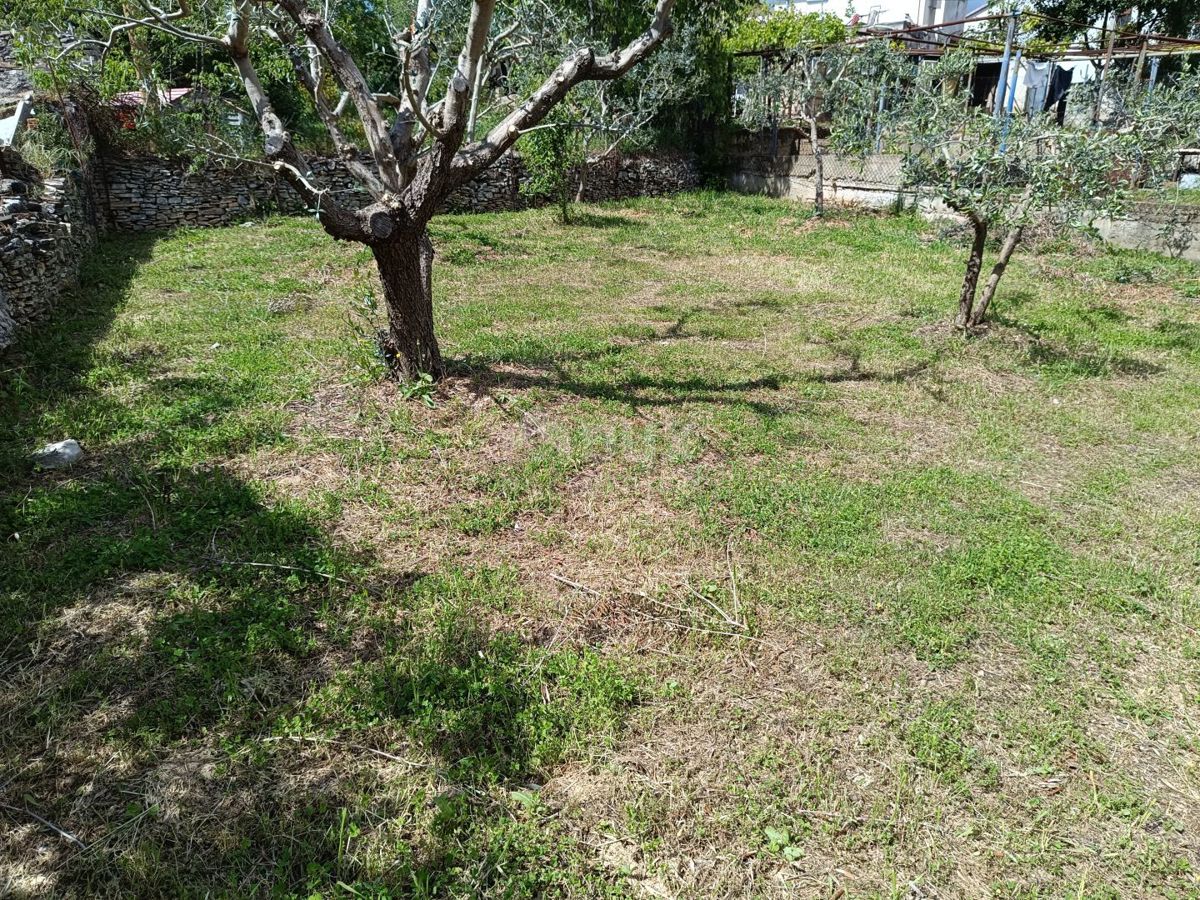 ISTRIA, PULA Piano terra con cortile per completo adeguamento