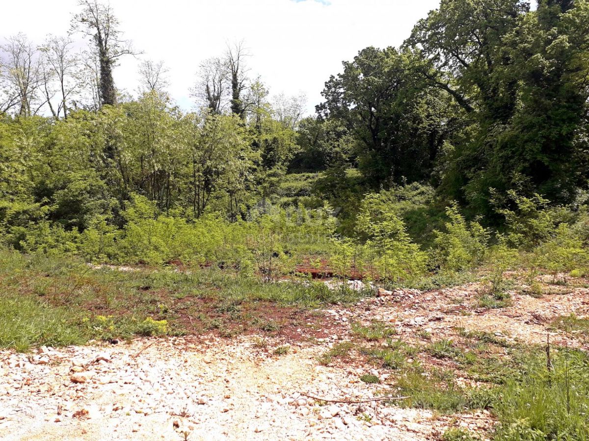 ISTRIA, LABIN - Ampio terreno con permesso di costruire
