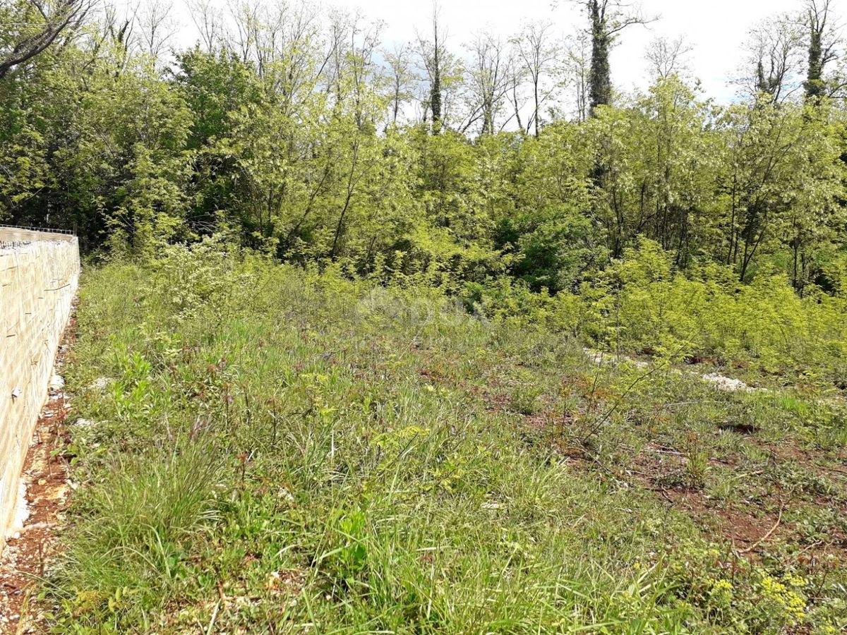 ISTRIA, LABIN - Ampio terreno con permesso di costruire