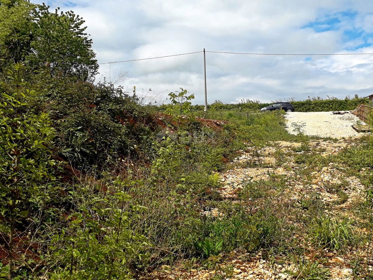 ISTRIA, LABIN - Ampio terreno con permesso di costruire