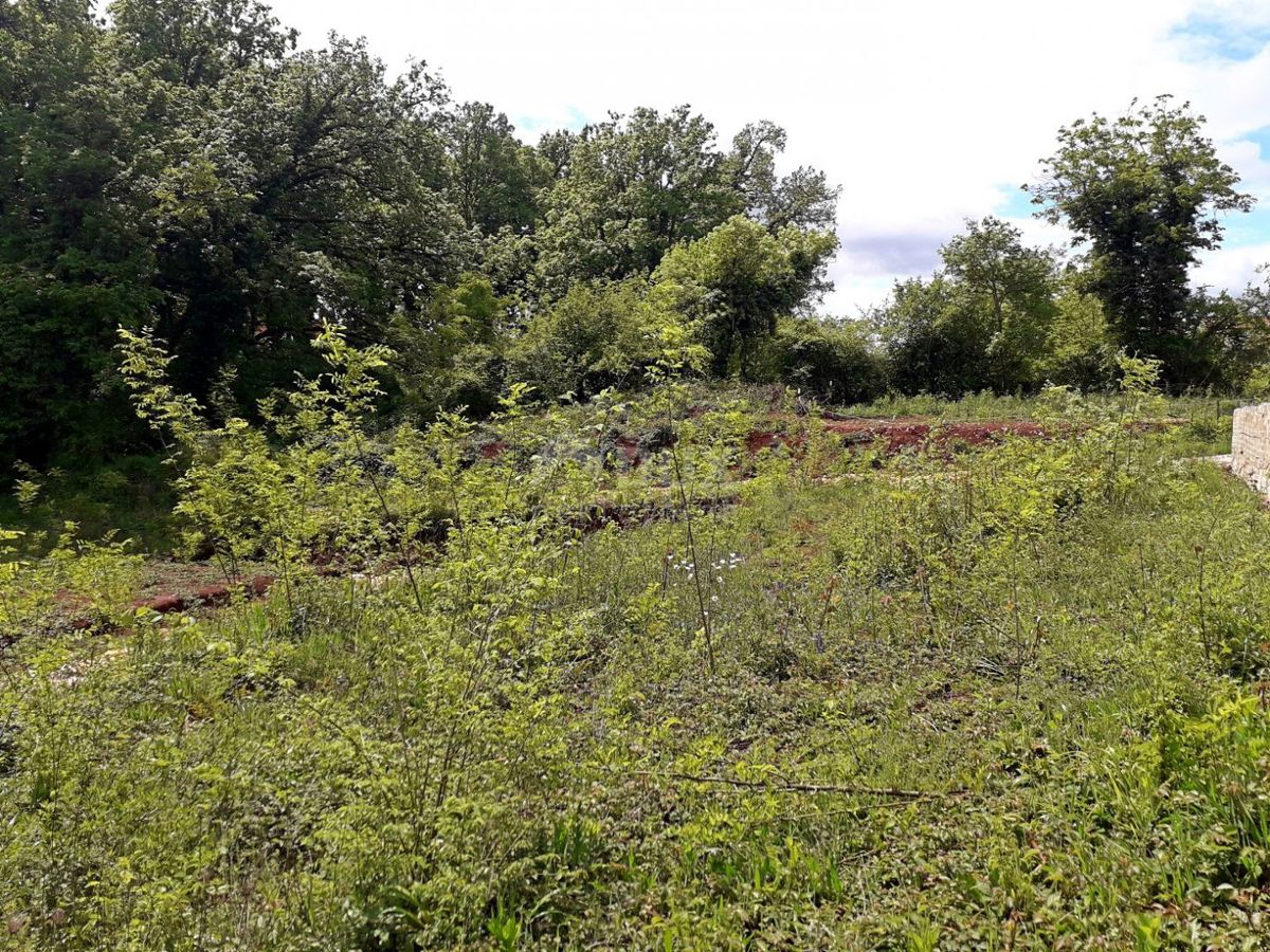 ISTRIA, LABIN - Ampio terreno con permesso di costruire