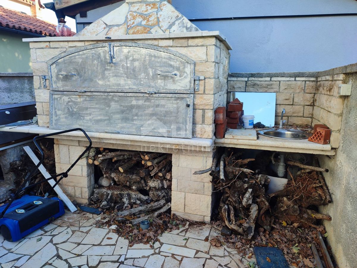 ISTRIA, KAVRAN - Spaziosa casa con 3 appartamenti e garage in una zona tranquilla