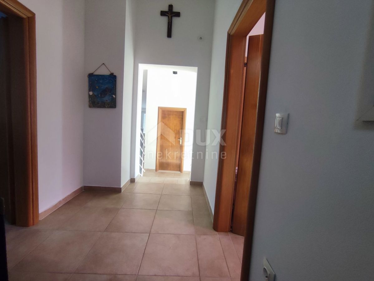 ISTRIA, KAVRAN - Spaziosa casa con 3 appartamenti e garage in una zona tranquilla