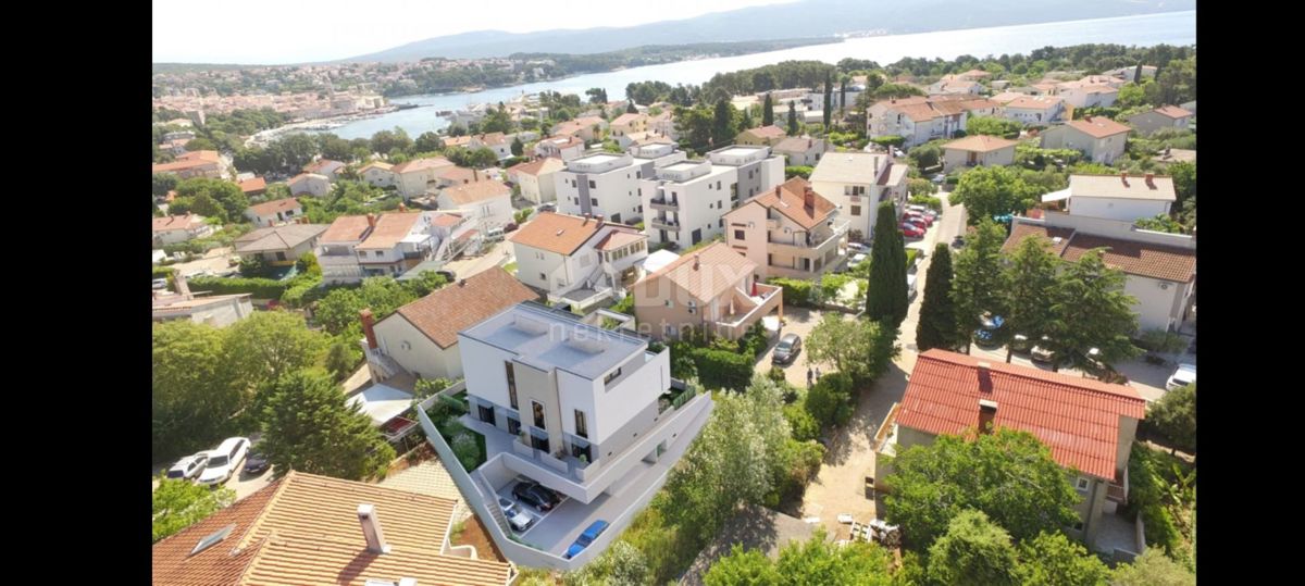 ISOLA DI KRK, CITTÀ DI KRK - Appartamento con 3 camere da letto, garage, terrazza sul tetto