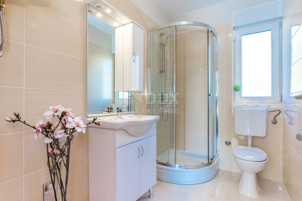 CRIKVENICA, DRAMALJ - Villa di nuova costruzione con due piscine!