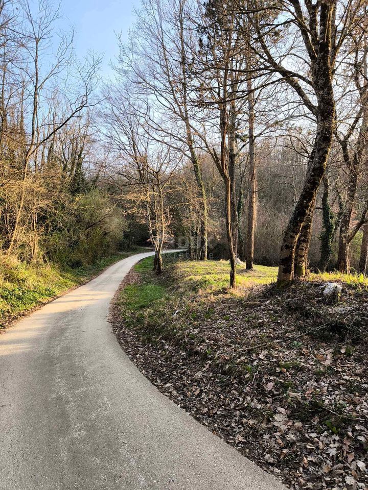 ISTRIA, PAZIN - Terreno edificabile in un insediamento tranquillo