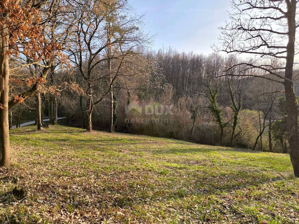 ISTRIA, PAZIN - Terreno edificabile in un insediamento tranquillo