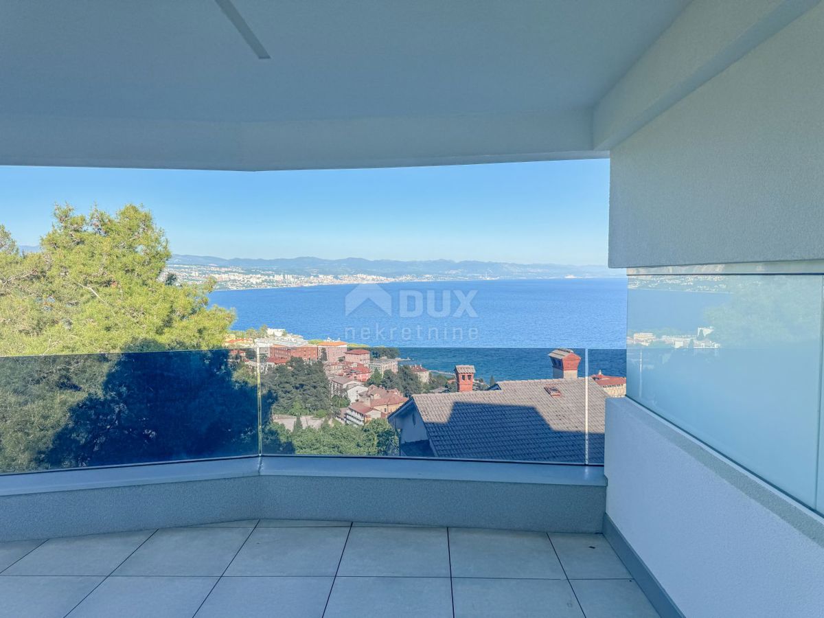 OPATIJA, CENTRO - appartamento moderno in un nuovo edificio con vista mare, piscina in comune, garage 